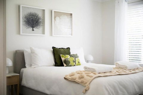 Artful Abode - Duntryleague, Vibrant Decor - Kawana Tourism 1