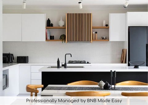 Artful Abode - Duntryleague, Vibrant Decor - Kawana Tourism 0