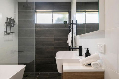 Artful Abode - Duntryleague, Vibrant Decor - Kawana Tourism 2