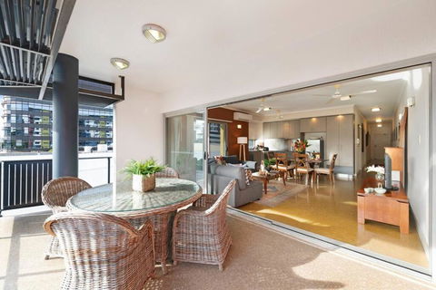 Artistic City Escape With Balcony And Parking - Kawana Tourism 0