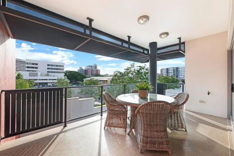 Artistic City Escape With Balcony And Parking - Kawana Tourism 4