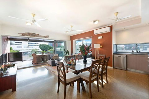 Artistic City Escape With Balcony And Parking - Kawana Tourism 3