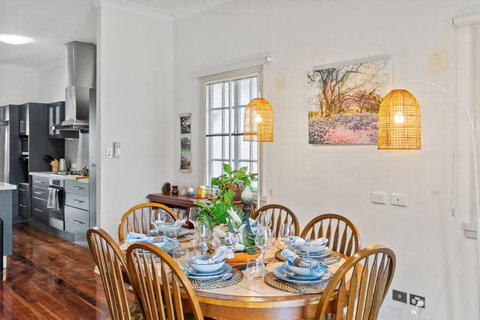 Artistic Queenslander With Park Views - Near City! - Kawana Tourism 0