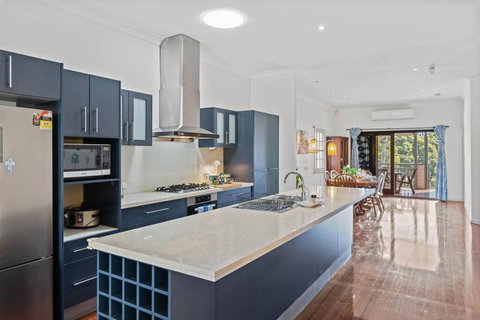 Artistic Queenslander With Park Views - Near City! - Kawana Tourism 2
