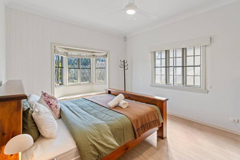 Artistic Queenslander With Park Views - Near City! - Kawana Tourism 4