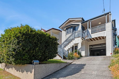 Artistic Queenslander With Park Views - Near City! - Kawana Tourism 1
