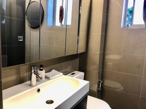 Artistic, Spacious And Comfortable 1 Bedroom Apartment - Kawana Tourism 3
