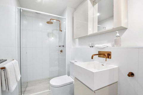 Artistic Urban Getaway Just Off Smith Street! - Kawana Tourism 4