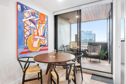 Artistic Urban Getaway Just Off Smith Street! - Kawana Tourism 1