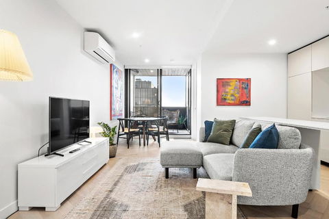 Artistic Urban Getaway Just Off Smith Street! - Kawana Tourism 0
