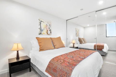 Artistic Urban Getaway Just Off Smith Street! - Kawana Tourism 2