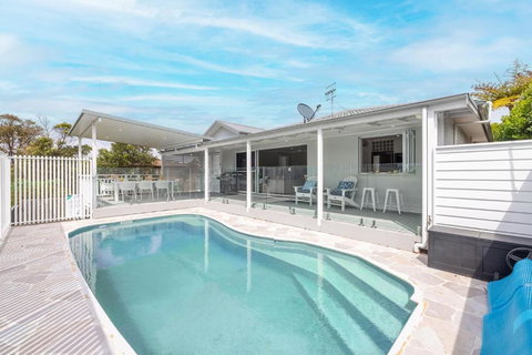 Ash Haven, 19 Ash St - Views, Pool, Air Con, Boat Parking, Wi-Fi - Kawana Tourism 2
