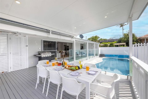 Ash Haven, 19 Ash St - Views, Pool, Air Con, Boat Parking, Wi-Fi - Kawana Tourism 1