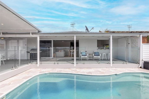 Ash Haven, 19 Ash St - Views, Pool, Air Con, Boat Parking, Wi-Fi - Kawana Tourism 3
