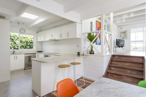 At Agnes Ave: Coastal Views - Kawana Tourism 4