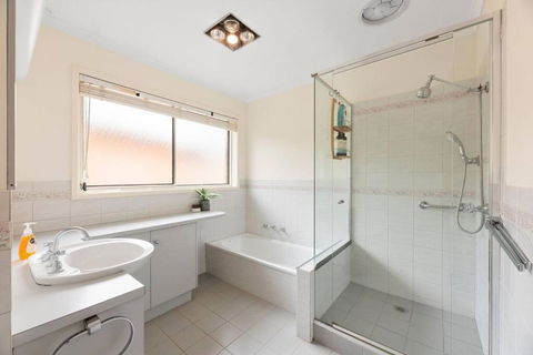 At The Hilltop - Sleeps 10 - Kawana Tourism 1
