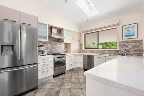 At The Hilltop - Sleeps 10 - Kawana Tourism 3