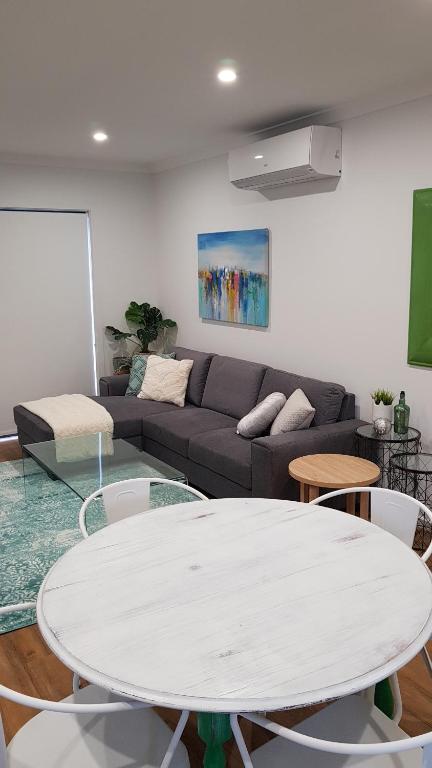 At Home Apartments - Kawana Tourism 4