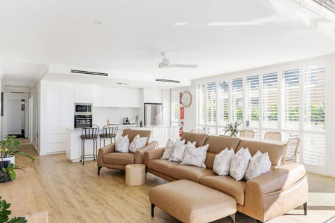 Aura 3 Spectacular Beachside Views - Kawana Tourism 3