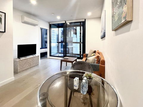Aura On Lonsdale - Kawana Tourism 4
