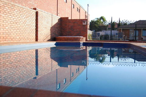 Australian Settlers Motor Inn - Kawana Tourism 4