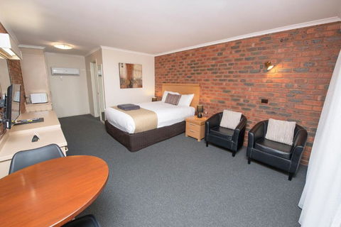 Australian Settlers Motor Inn - Kawana Tourism 2