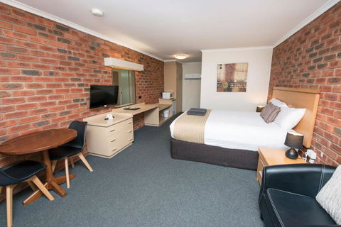 Australian Settlers Motor Inn - Kawana Tourism 1