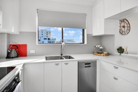 Avilla Court Stunning Views - Kawana Tourism 3