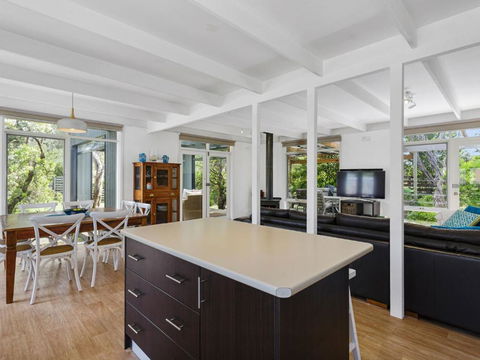 Avonlea Sorrento Holiday House - Kawana Tourism 3