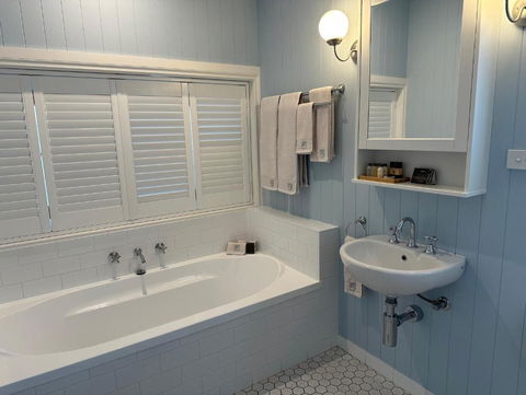 B & B On The Water - Kawana Tourism 2