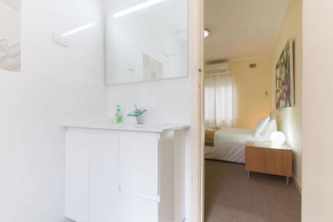 B5 Crawley Apartment 1 BRM & Sleepout Near UWA - Kawana Tourism 2