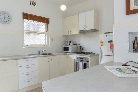 B6 Crawley Apartment 1 BRM & Sleepout Near UWA - Kawana Tourism 3