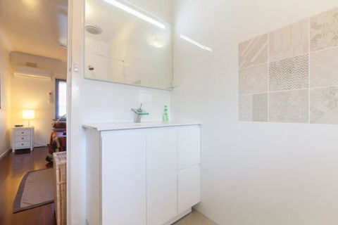 B7 Crawley Apartment 1 BRM & Sleepout Near UWA - Kawana Tourism 0