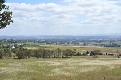BATHURST GOLDFIELDS RESIDENCE On MOUNT PANORAMA - Kawana Tourism 1