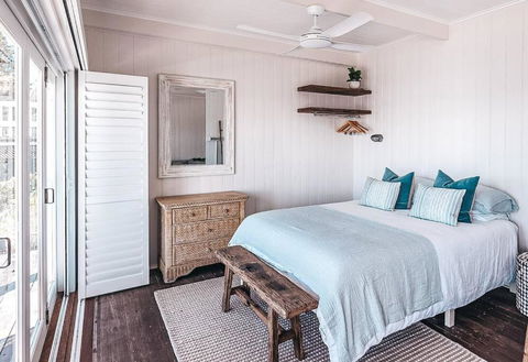 BAY PROPERTIES . Beach House Studio - Kawana Tourism 3