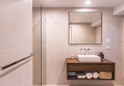 BAY PROPERTIES . Bridgewood - Kawana Tourism 4
