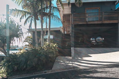 BAY PROPERTIES . The Big Chill - Kawana Tourism 1