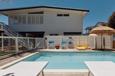 BAY PROPERTIES . The Sailor Shack - Kawana Tourism 0