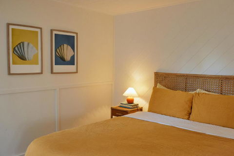 BAY PROPERTIES . The Sailors Bungalow - Kawana Tourism 3