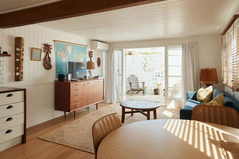 BAY PROPERTIES . The Sailors Bungalow - Kawana Tourism 0