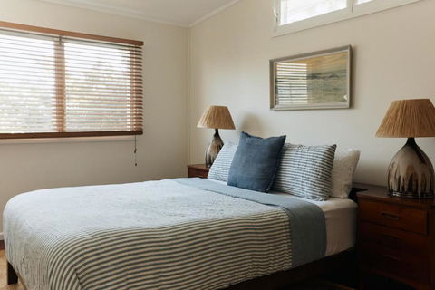 BAY PROPERTIES . The Sailors Upper Deck - Kawana Tourism 4
