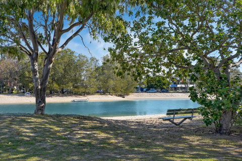 Excellsior Apartments - Kawana Tourism 34