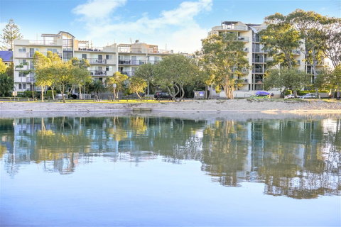Excellsior Apartments - Kawana Tourism 0