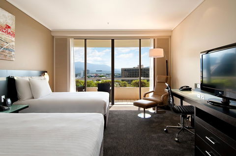 Hilton Cairns - Kawana Tourism 33