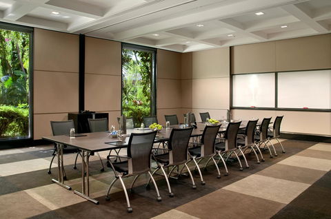 Hilton Cairns - Kawana Tourism 37