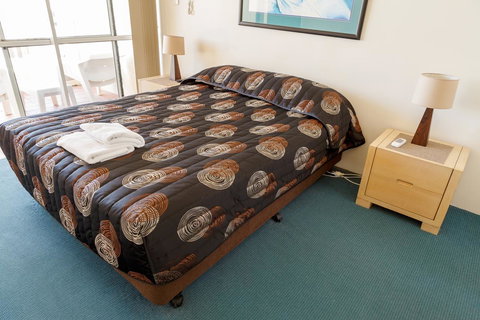 Crystal Beachfront Apartments - Kawana Tourism 21