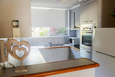 Crystal Beachfront Apartments - Kawana Tourism 8