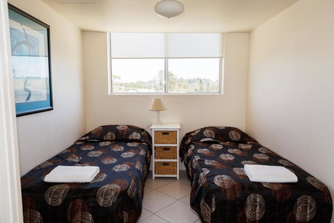 Crystal Beachfront Apartments - Kawana Tourism 26