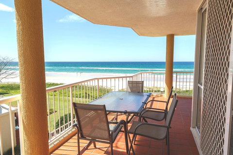 Crystal Beachfront Apartments - Kawana Tourism 17