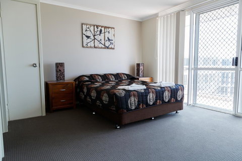 Crystal Beachfront Apartments - Kawana Tourism 9